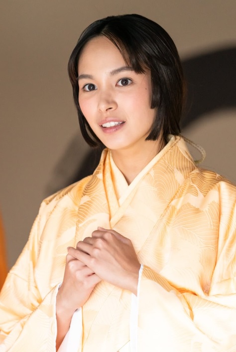 関水渚さんが出演するNHK大河ドラマどうする家康でのお田鶴役の着物姿胸の前で手を合わせた姿
