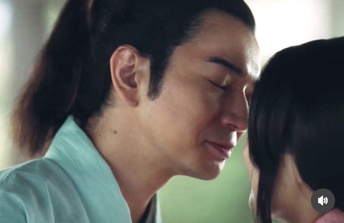 NHK大河ドラマどうする家康で家康を演じる松本潤が妻役の有村架純にキスをしようとしている
