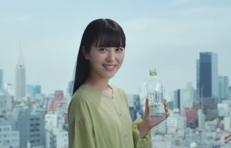 【浜辺美波】ぱっつん前髪！衝撃イメチェンは似合う？似合わない？いろはすCM新ビジュアル解禁！