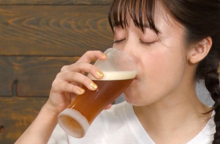 橋本環奈ビールを美味しそうに飲む