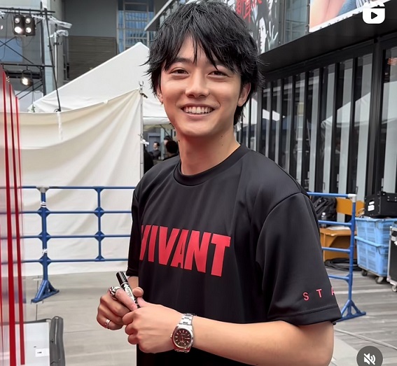 VIVANT 予告編　櫻井海音　VIVANTモニュメントの前でポーズ　赤坂　TBS前
VIVANTのTシャツを着て笑顔 丹後隼人