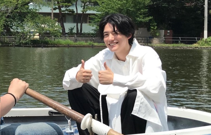 櫻井海音　ボートの上でポーズをとる　白いシャツ　眩しい笑顔　かっこいい