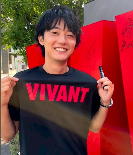 VIVANT 予告編　櫻井海音　VIVANTモニュメントの前でポーズ　赤坂　TBS前
VIVANTのTシャツを着て笑顔 丹後隼人